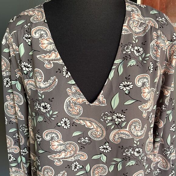LOFT gray fleur de lis/floral print crepe V neck ruched cuff tunic. NWT. Small - Picture 2 of 7